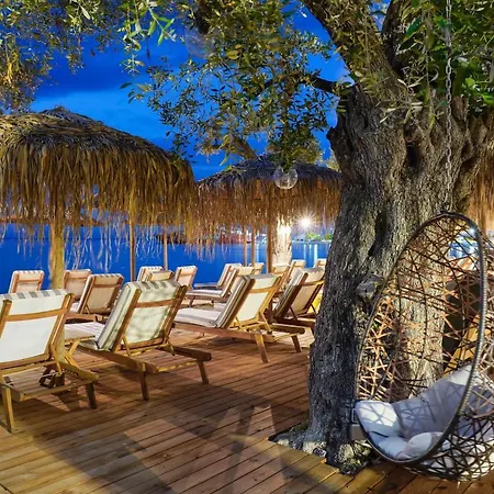 By The Sea Luxury Apartment *