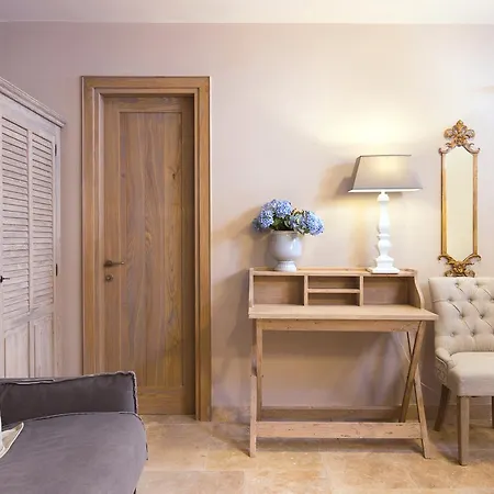 By The Sea Luxury Apartman *
